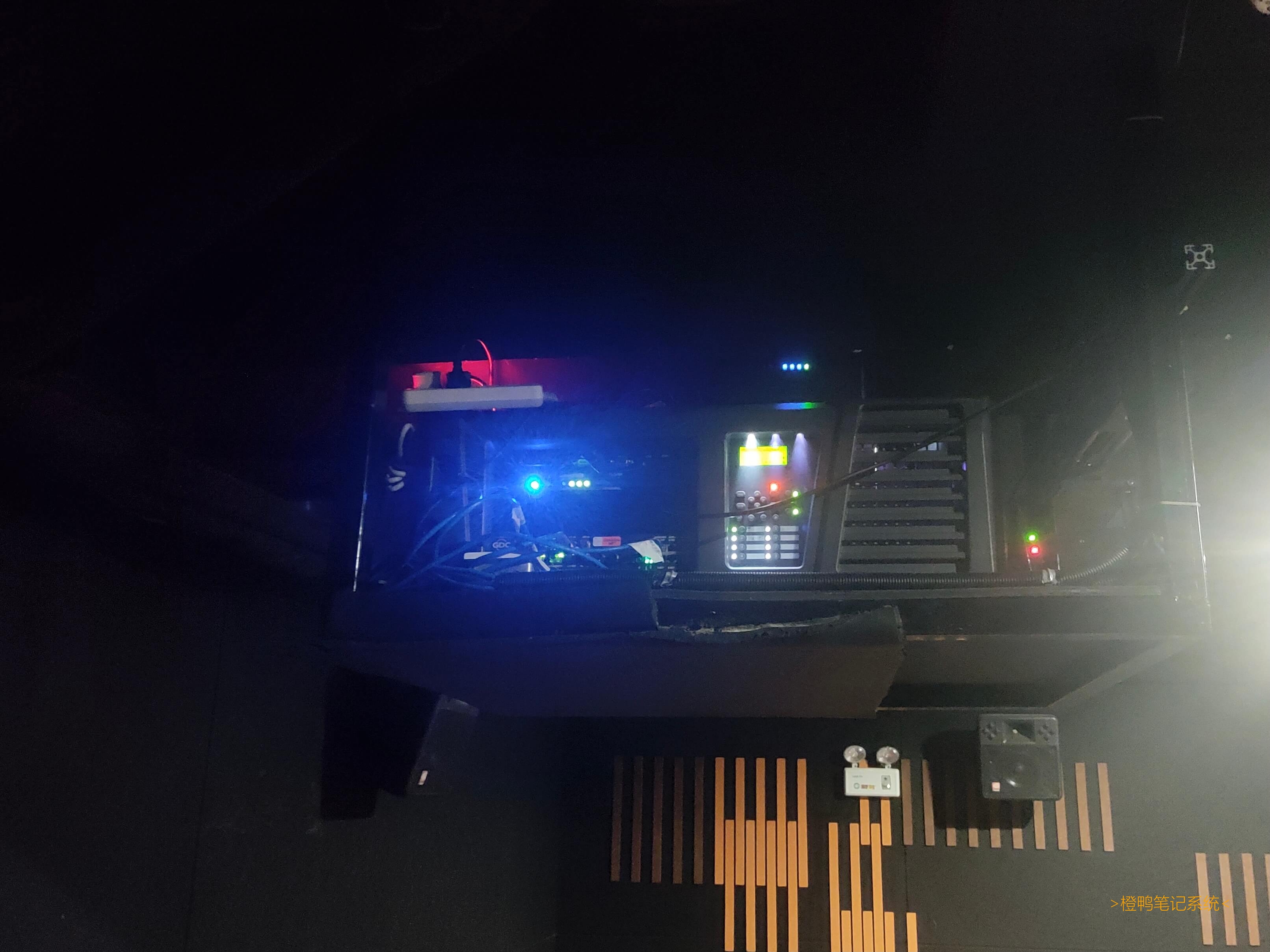 我也去看了电影, 感觉建模特别好看, 动画也不错。-这部电影多次用了经典小说创作模型, 使用了多个线索, 将各个模型串联起来。制造矛盾延长电影时长, 并且详略得当, 简单情节用文字呈现, 避免了凑时长的问题。并且在人物叫起来的时候, 音乐响度突然变大, 可以使观众带入。并且在最后重播之前的片段, 待观众回忆情节。-缺点是一堆人在里面叫对方名字, 我记得我好多年前上学而思的时候老师讲过古时候不能叫别人的名字。感觉那些诗人没有被尊重。-我还听见电影里老讲李白的老婆, 我以为会讲李白的儿子李玻璃, 结果没讲。-还有, 电影院的投影仪好大呀, 我是第二次见那么大的投影仪。-这次也无密文。