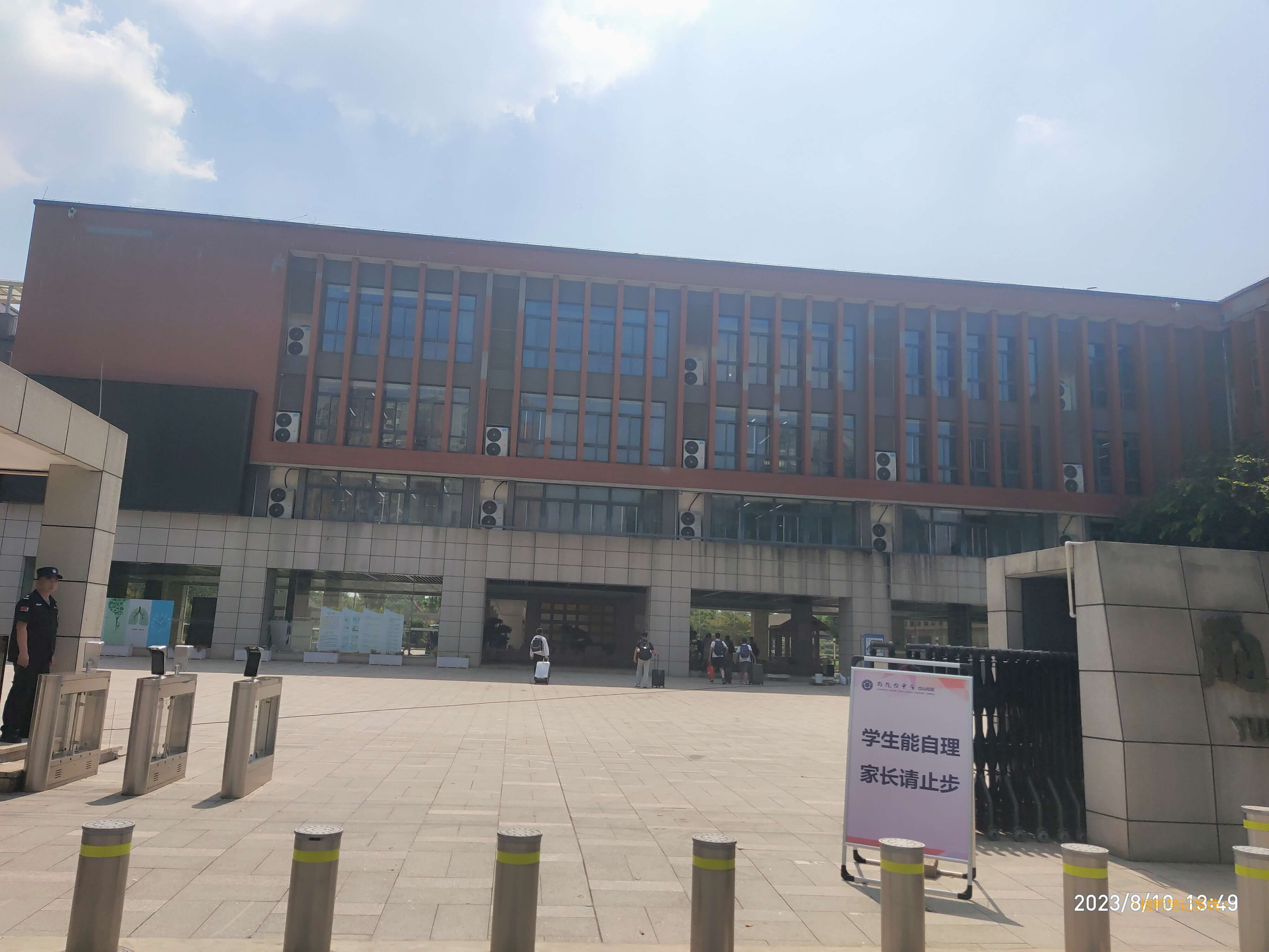 我去学校军训了哦