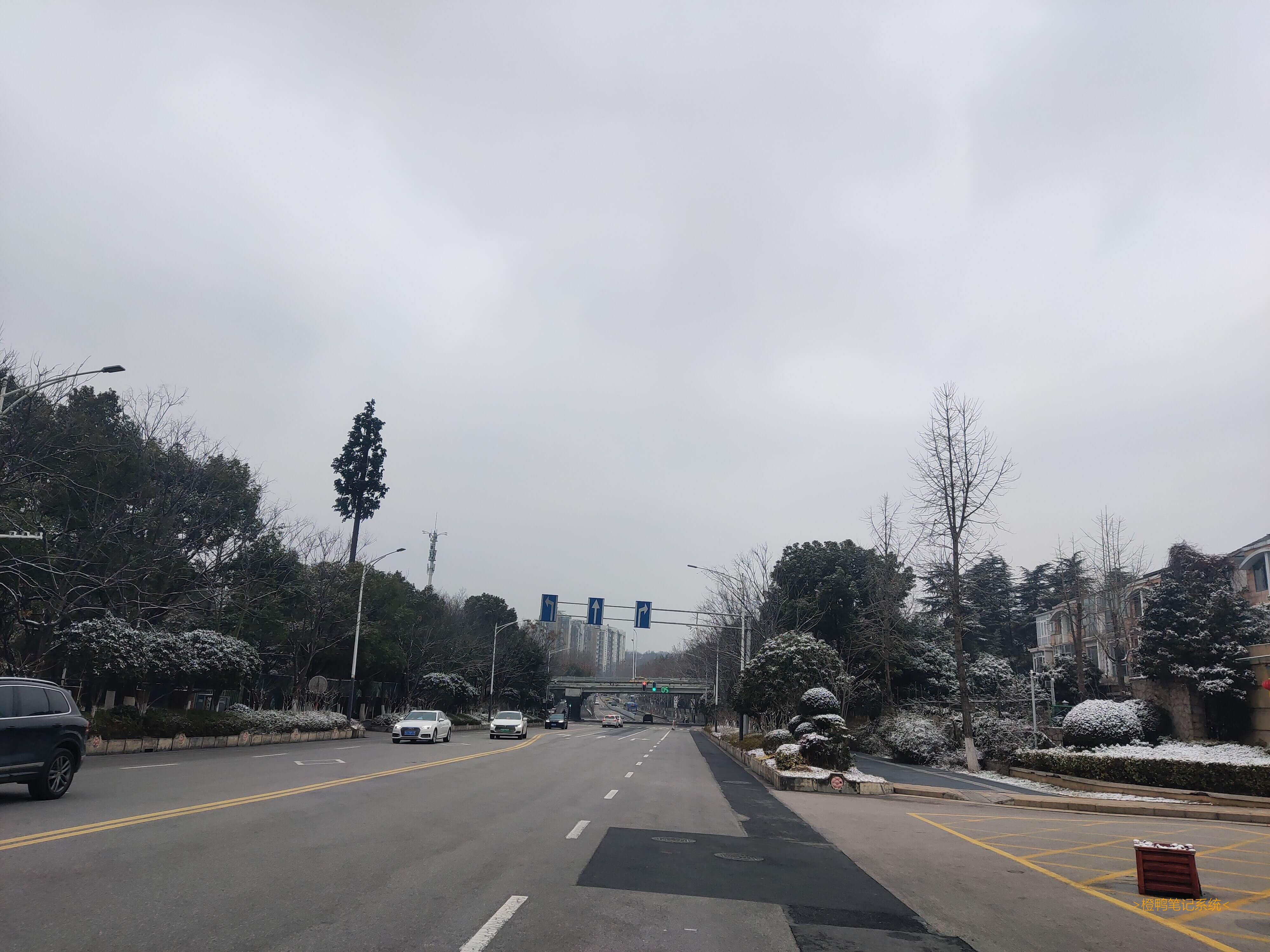 # 雪-  一阵凉风吹过, 飞来的雪花给这世界蒙上了白色的面纱, 似乎没人能知道这白雪下究竟埋了些什么. -  一眼望去, 是纯真的小孩在探索, 他们要揭去这白色的面纱, 看看下面有什么. 为了保守秘密, 雪花只能融化自己, 使小朋友们的手红红的(熔化吸热). 小朋友们好像感到很不舒服, 于是, 他们将雪用力揉成一团, 往旁边扔去, 却无意中砸到了自己的小伙伴. 被砸的小朋友不甘示弱, 也拿起雪, 使尽了全身的力量, 往对方身上砸. 一场无休止的循环开始了...... 不过天色渐渐暗了下来, 又由于雪花数量庞大, 小朋友没有足够的时间将它们全部揭开. 他们笑着跑回了家, 等待明天的到来......-  时间仿佛停止了, 在月光下, 雪花发出微弱的光芒, 似乎在养精蓄锐, 等待明天继续对抗……-  \-雪, 你很Special.\- (此句改编自我们校长讲过的一句话)