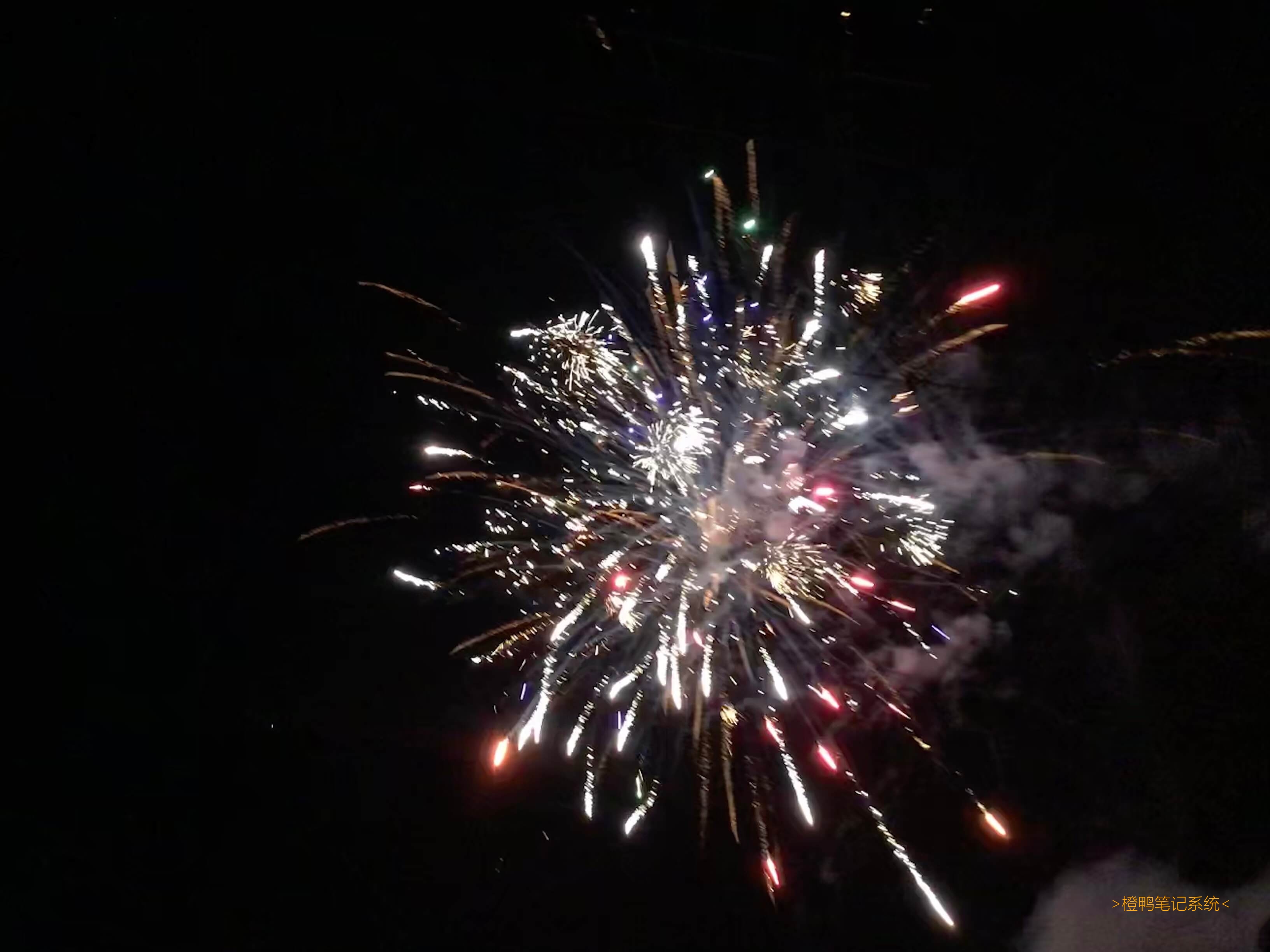 # 补充更多最近发生的事件-最近还体验了部分以前不太愿意接触(原因不透露)的流行活动(大部分为流行于大部分年轻人之间的活动), 不过我觉得还是挺有意思的.-我最近还看了许多影视作品,它们都非常有意思, 这里分享一下我的研究发现. 比如那部最近非常流行的电视剧, 我一天就看了三分之一! 它频繁使用了插叙, 片段倒叙的方法, 先结局后原因, 多线同时进展, 完美吸引观者兴趣; 善变、善良等鲜明的不同人物性格也让观者发笑～哈哈哈哈哈哈! 并且制作者顺利地在关键情节插入同演员拍摄的广告, 感觉广告效益非常好! 并且多用铺垫、转折, 多次引入新人物和矛盾以延长剧情(电视剧当然要长一些嘛), 还有多次使用重复的背景音乐(但和我一起看的其他人没关注这一点). 也有慢放, 特写, 给观者感动的时间(要不是电视不能倍速我真想跳过这些部分).-其他的先不分享了, 以后再分享! -补: 又通过仔细的思考, 上次全密文[状态266](https://on.ordylan.com/updates/pp/266)提到的一些规律受环境影响远不止一点! 所以那些规律对未来的大家作用估计不大, 还是要有分析的能力啊! 不过光分析别人也没啥用, 还是自己创新才有用啊(尽管观点与[状态259](https://on.ordylan.com/updates/pp/259)补内容不太相符)!-补2:去别人家看狮子灯, 没太看懂. 但我觉得有点危险, 把鞭炮扔在人家狮子脚下, 很可怕哦! -附提到的一些流行活动: 和姐姐去游乐场玩, 品尝了小摊肉肠等. 其它的可能忘了, 想起来再补.-(写状态时突然发现之前我不愿参与的活动的原因点居然与愿意参与的活动的点存在交集, 也就是我之前的感觉不太对, 具体原因未知. 如果可以, 我以后也会多参与一些流行活动.)