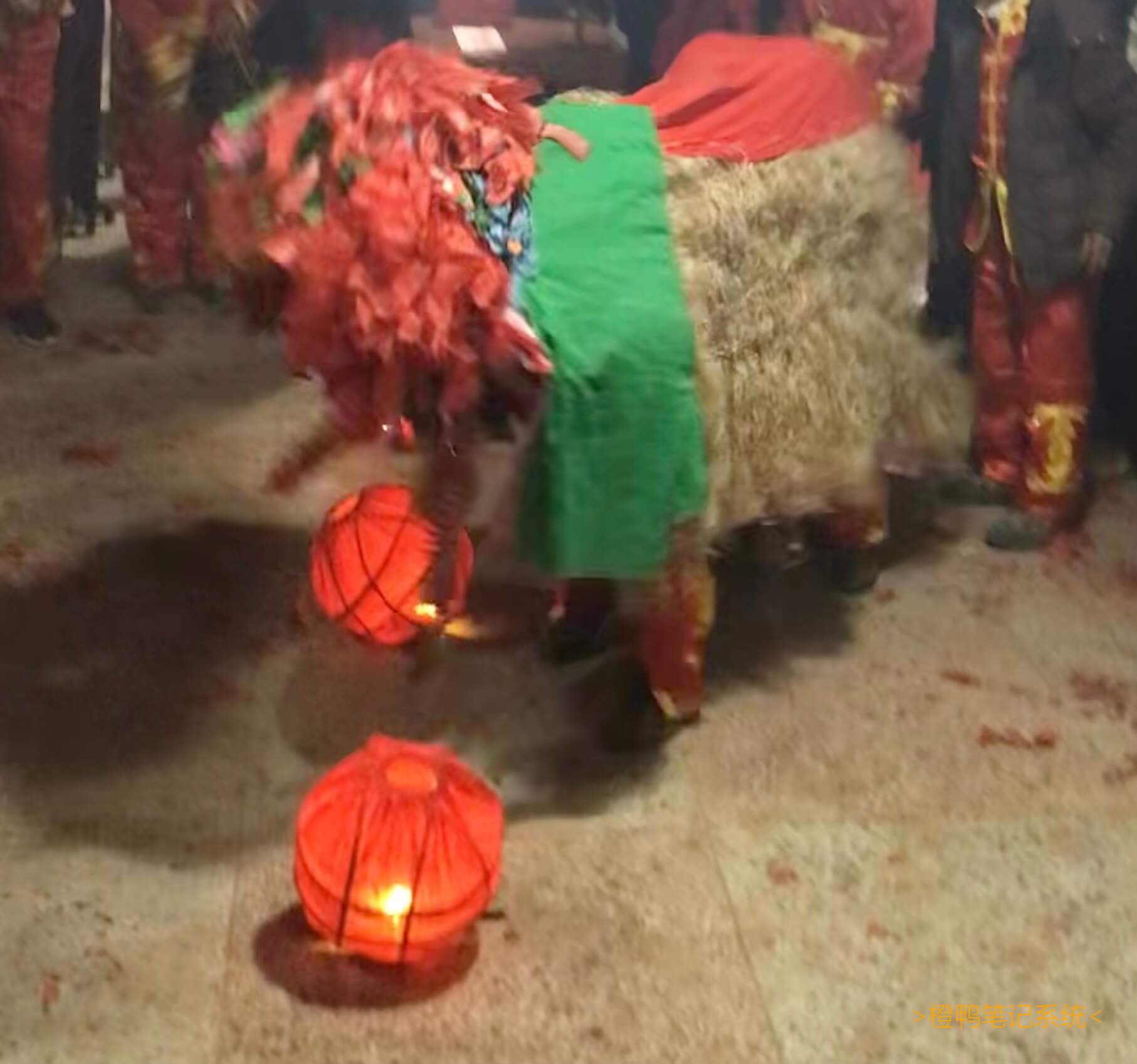 # 补充更多最近发生的事件-最近还体验了部分以前不太愿意接触(原因不透露)的流行活动(大部分为流行于大部分年轻人之间的活动), 不过我觉得还是挺有意思的.-我最近还看了许多影视作品,它们都非常有意思, 这里分享一下我的研究发现. 比如那部最近非常流行的电视剧, 我一天就看了三分之一! 它频繁使用了插叙, 片段倒叙的方法, 先结局后原因, 多线同时进展, 完美吸引观者兴趣; 善变、善良等鲜明的不同人物性格也让观者发笑～哈哈哈哈哈哈! 并且制作者顺利地在关键情节插入同演员拍摄的广告, 感觉广告效益非常好! 并且多用铺垫、转折, 多次引入新人物和矛盾以延长剧情(电视剧当然要长一些嘛), 还有多次使用重复的背景音乐(但和我一起看的其他人没关注这一点). 也有慢放, 特写, 给观者感动的时间(要不是电视不能倍速我真想跳过这些部分).-其他的先不分享了, 以后再分享! -补: 又通过仔细的思考, 上次全密文[状态266](https://on.ordylan.com/updates/pp/266)提到的一些规律受环境影响远不止一点! 所以那些规律对未来的大家作用估计不大, 还是要有分析的能力啊! 不过光分析别人也没啥用, 还是自己创新才有用啊(尽管观点与[状态259](https://on.ordylan.com/updates/pp/259)补内容不太相符)!-补2:去别人家看狮子灯, 没太看懂. 但我觉得有点危险, 把鞭炮扔在人家狮子脚下, 很可怕哦! -附提到的一些流行活动: 和姐姐去游乐场玩, 品尝了小摊肉肠等. 其它的可能忘了, 想起来再补.-(写状态时突然发现之前我不愿参与的活动的原因点居然与愿意参与的活动的点存在交集, 也就是我之前的感觉不太对, 具体原因未知. 如果可以, 我以后也会多参与一些流行活动.)