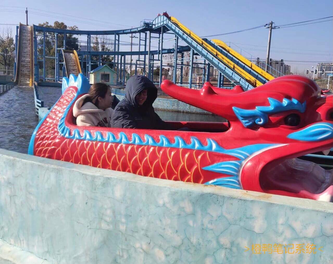 # 补充更多最近发生的事件-最近还体验了部分以前不太愿意接触(原因不透露)的流行活动(大部分为流行于大部分年轻人之间的活动), 不过我觉得还是挺有意思的.-我最近还看了许多影视作品,它们都非常有意思, 这里分享一下我的研究发现. 比如那部最近非常流行的电视剧, 我一天就看了三分之一! 它频繁使用了插叙, 片段倒叙的方法, 先结局后原因, 多线同时进展, 完美吸引观者兴趣; 善变、善良等鲜明的不同人物性格也让观者发笑～哈哈哈哈哈哈! 并且制作者顺利地在关键情节插入同演员拍摄的广告, 感觉广告效益非常好! 并且多用铺垫、转折, 多次引入新人物和矛盾以延长剧情(电视剧当然要长一些嘛), 还有多次使用重复的背景音乐(但和我一起看的其他人没关注这一点). 也有慢放, 特写, 给观者感动的时间(要不是电视不能倍速我真想跳过这些部分).-其他的先不分享了, 以后再分享! -补: 又通过仔细的思考, 上次全密文[状态266](https://on.ordylan.com/updates/pp/266)提到的一些规律受环境影响远不止一点! 所以那些规律对未来的大家作用估计不大, 还是要有分析的能力啊! 不过光分析别人也没啥用, 还是自己创新才有用啊(尽管观点与[状态259](https://on.ordylan.com/updates/pp/259)补内容不太相符)!-补2:去别人家看狮子灯, 没太看懂. 但我觉得有点危险, 把鞭炮扔在人家狮子脚下, 很可怕哦! -附提到的一些流行活动: 和姐姐去游乐场玩, 品尝了小摊肉肠等. 其它的可能忘了, 想起来再补.-(写状态时突然发现之前我不愿参与的活动的原因点居然与愿意参与的活动的点存在交集, 也就是我之前的感觉不太对, 具体原因未知. 如果可以, 我以后也会多参与一些流行活动.)