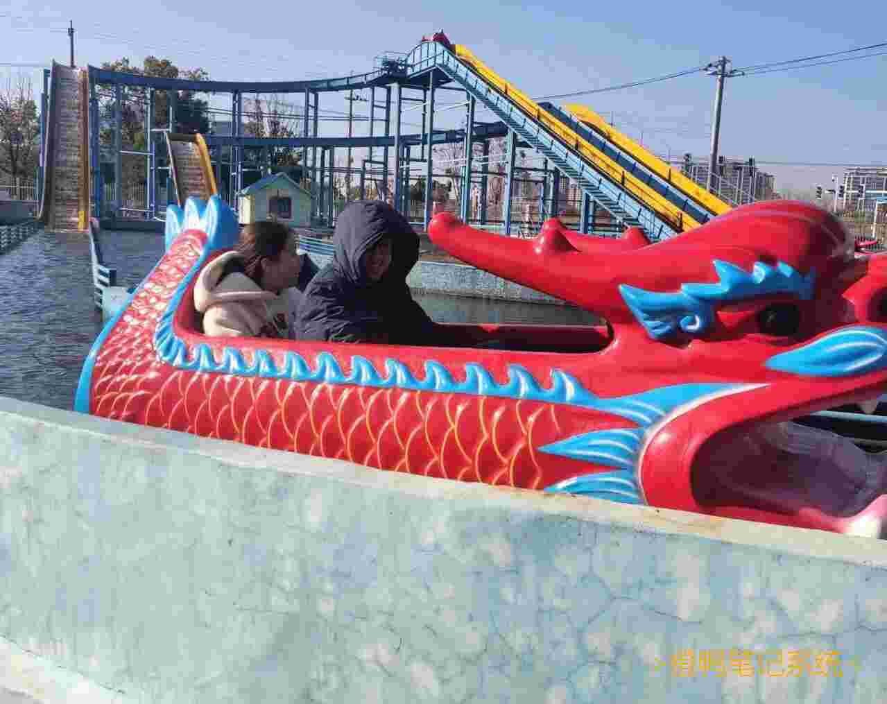 # 补充更多最近发生的事件-最近还体验了部分以前不太愿意接触(原因不透露)的流行活动(大部分为流行于大部分年轻人之间的活动), 不过我觉得还是挺有意思的.-我最近还看了许多影视作品,它们都非常有意思, 这里分享一下我的研究发现. 比如那部最近非常流行的电视剧, 我一天就看了三分之一! 它频繁使用了插叙, 片段倒叙的方法, 先结局后原因, 多线同时进展, 完美吸引观者兴趣; 善变、善良等鲜明的不同人物性格也让观者发笑～哈哈哈哈哈哈! 并且制作者顺利地在关键情节插入同演员拍摄的广告, 感觉广告效益非常好! 并且多用铺垫、转折, 多次引入新人物和矛盾以延长剧情(电视剧当然要长一些嘛), 还有多次使用重复的背景音乐(但和我一起看的其他人没关注这一点). 也有慢放, 特写, 给观者感动的时间(要不是电视不能倍速我真想跳过这些部分).-其他的先不分享了, 以后再分享! -补: 又通过仔细的思考, 上次全密文[状态266](https://on.ordylan.com/updates/pp/266)提到的一些规律受环境影响远不止一点! 所以那些规律对未来的大家作用估计不大, 还是要有分析的能力啊! 不过光分析别人也没啥用, 还是自己创新才有用啊(尽管观点与[状态259](https://on.ordylan.com/updates/pp/259)补内容不太相符)!-补2:去别人家看狮子灯, 没太看懂. 但我觉得有点危险, 把鞭炮扔在人家狮子脚下, 很可怕哦! -附提到的一些流行活动: 和姐姐去游乐场玩, 品尝了小摊肉肠等. 其它的可能忘了, 想起来再补.-(写状态时突然发现之前我不愿参与的活动的原因点居然与愿意参与的活动的点存在交集, 也就是我之前的感觉不太对, 具体原因未知. 如果可以, 我以后也会多参与一些流行活动.)