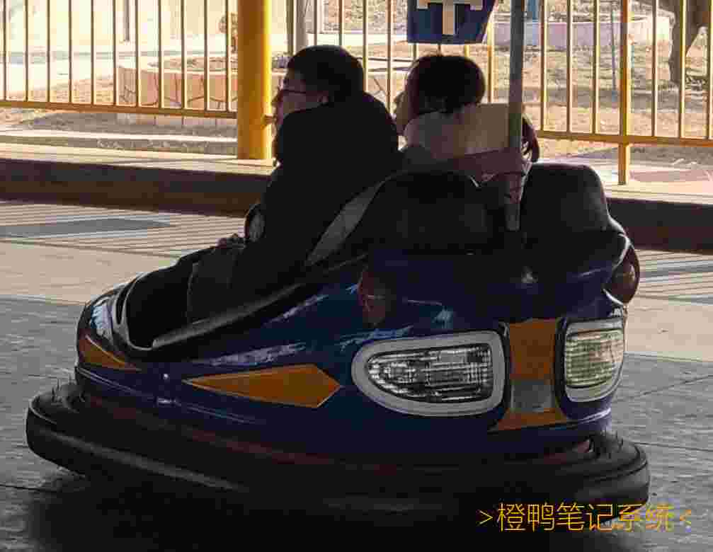 # 补充更多最近发生的事件-最近还体验了部分以前不太愿意接触(原因不透露)的流行活动(大部分为流行于大部分年轻人之间的活动), 不过我觉得还是挺有意思的.-我最近还看了许多影视作品,它们都非常有意思, 这里分享一下我的研究发现. 比如那部最近非常流行的电视剧, 我一天就看了三分之一! 它频繁使用了插叙, 片段倒叙的方法, 先结局后原因, 多线同时进展, 完美吸引观者兴趣; 善变、善良等鲜明的不同人物性格也让观者发笑～哈哈哈哈哈哈! 并且制作者顺利地在关键情节插入同演员拍摄的广告, 感觉广告效益非常好! 并且多用铺垫、转折, 多次引入新人物和矛盾以延长剧情(电视剧当然要长一些嘛), 还有多次使用重复的背景音乐(但和我一起看的其他人没关注这一点). 也有慢放, 特写, 给观者感动的时间(要不是电视不能倍速我真想跳过这些部分).-其他的先不分享了, 以后再分享! -补: 又通过仔细的思考, 上次全密文[状态266](https://on.ordylan.com/updates/pp/266)提到的一些规律受环境影响远不止一点! 所以那些规律对未来的大家作用估计不大, 还是要有分析的能力啊! 不过光分析别人也没啥用, 还是自己创新才有用啊(尽管观点与[状态259](https://on.ordylan.com/updates/pp/259)补内容不太相符)!-补2:去别人家看狮子灯, 没太看懂. 但我觉得有点危险, 把鞭炮扔在人家狮子脚下, 很可怕哦! -附提到的一些流行活动: 和姐姐去游乐场玩, 品尝了小摊肉肠等. 其它的可能忘了, 想起来再补.-(写状态时突然发现之前我不愿参与的活动的原因点居然与愿意参与的活动的点存在交集, 也就是我之前的感觉不太对, 具体原因未知. 如果可以, 我以后也会多参与一些流行活动.)