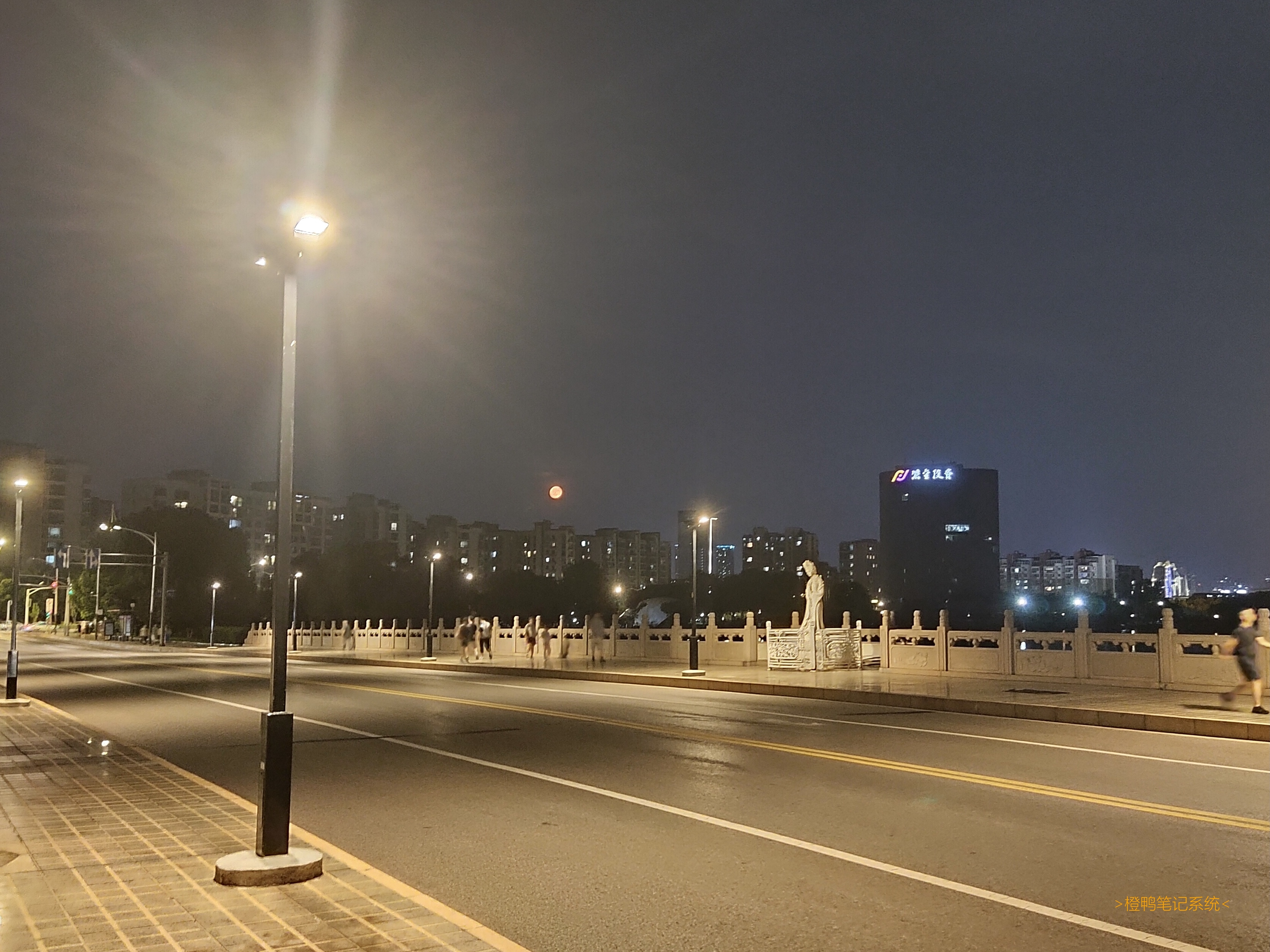 在花神湖拍到了橙色月亮哦! 