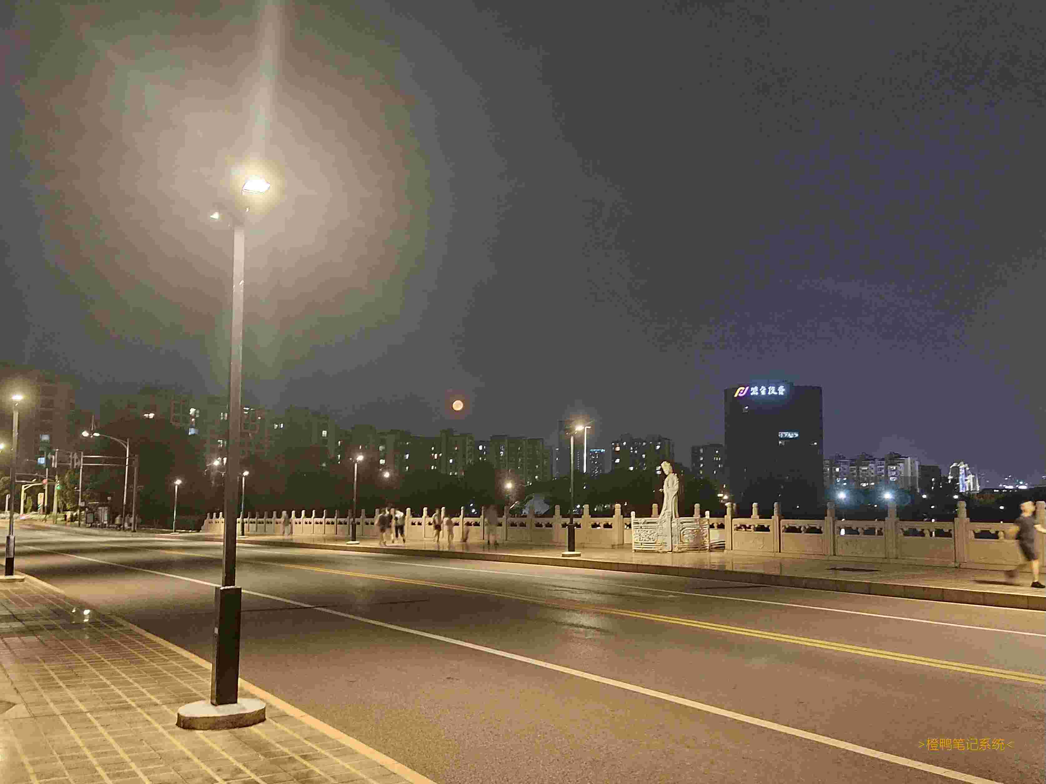 在花神湖拍到了橙色月亮哦! 